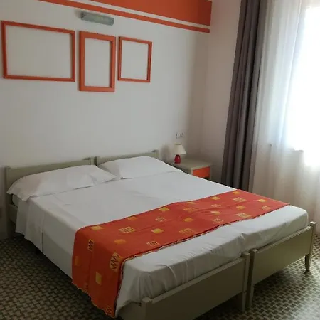 阿尔贝格戴10号克罗利旅馆 2*